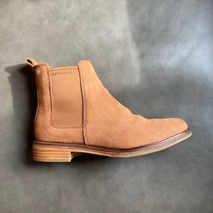 Clarks tan/cognac leather Chelsea boots